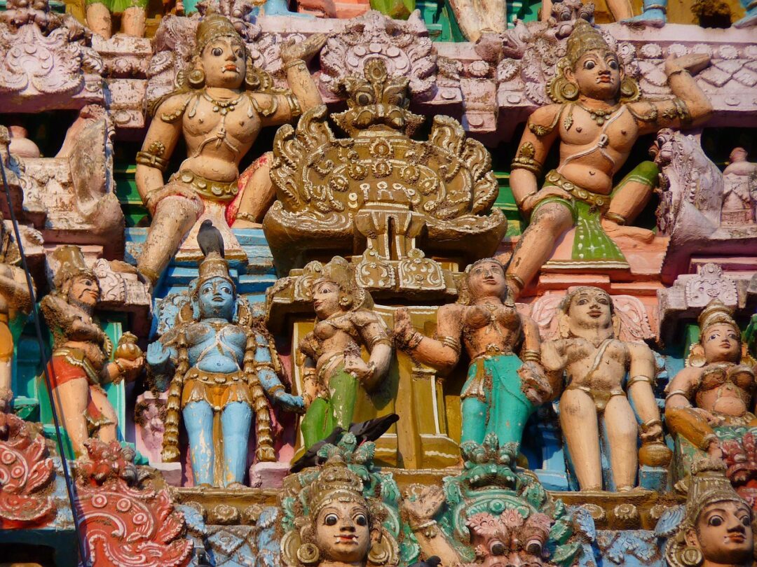 Bunte Tempelfiguren in Südindien