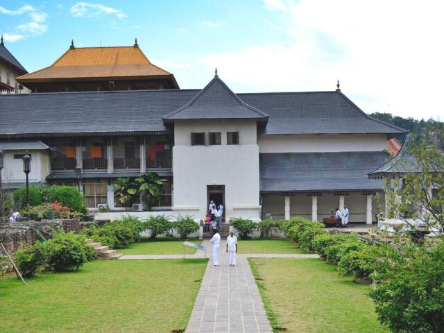 Eingang zum Zahntempel