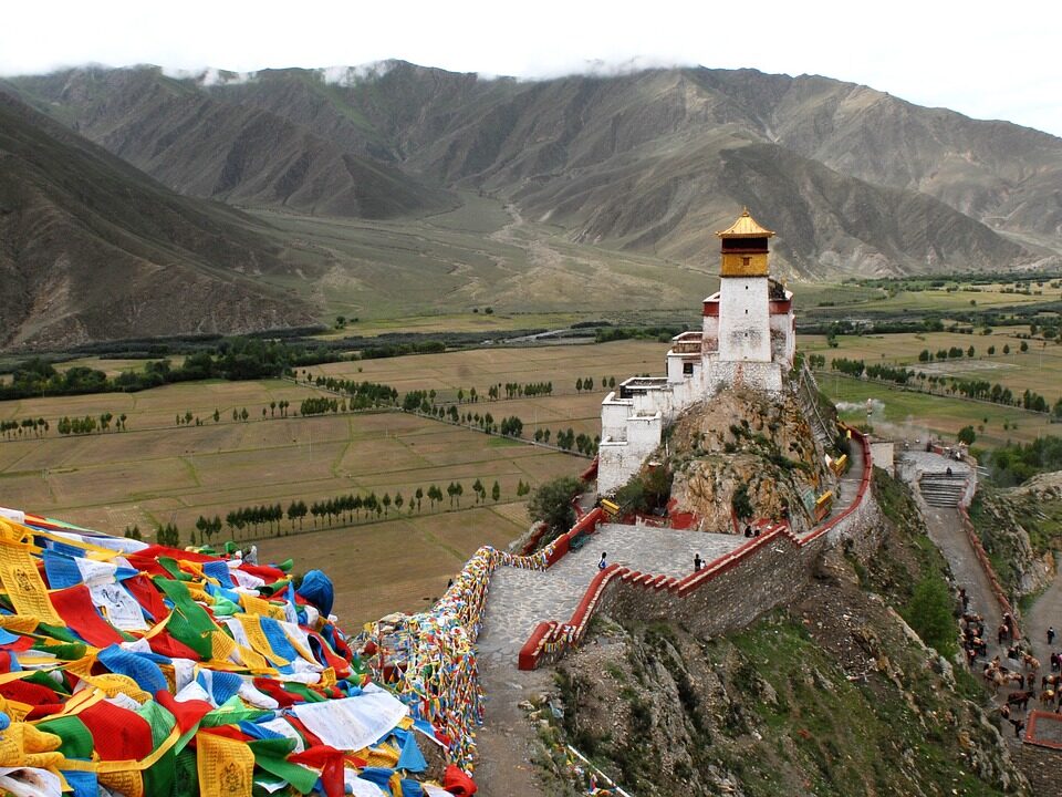 Blick auf ein Kloster in Tibet