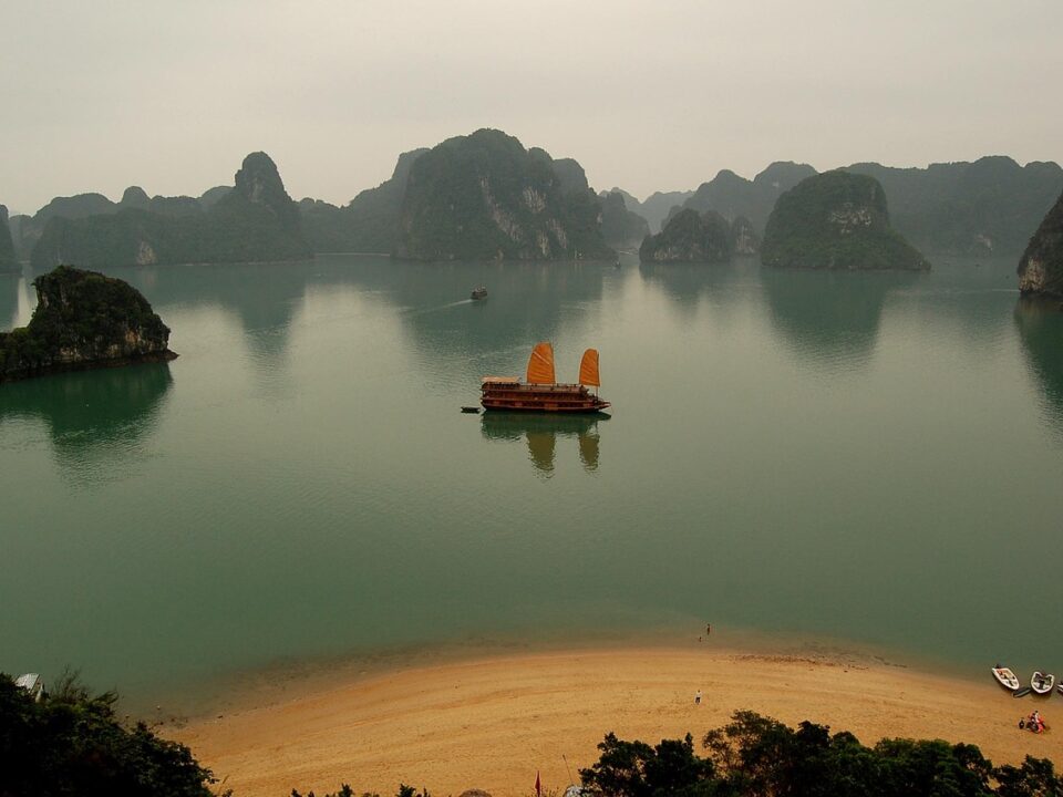 Dschunke in der Halong-Bucht