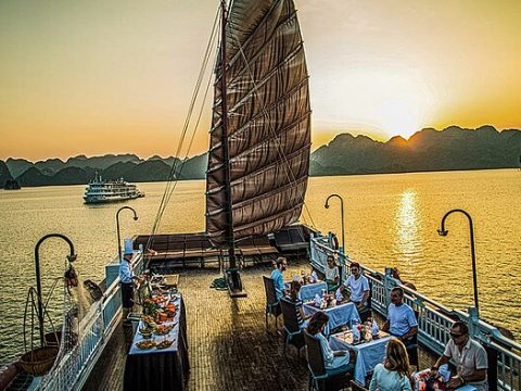 Abendessen an Bord der "Bhaya Cruise"