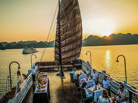 Abendessen in der Halong-Bucht